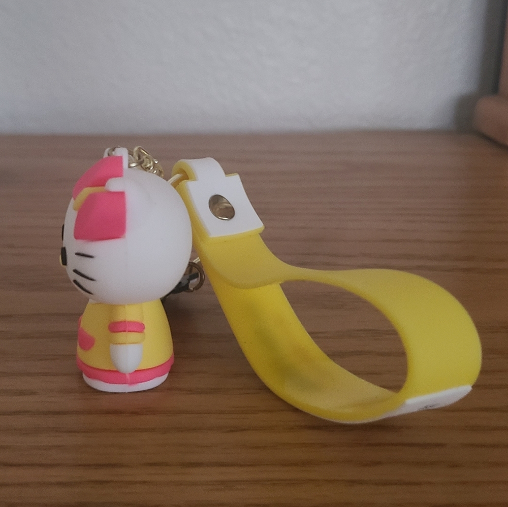 Hello Kitty Keychain - Picture 4 of 13